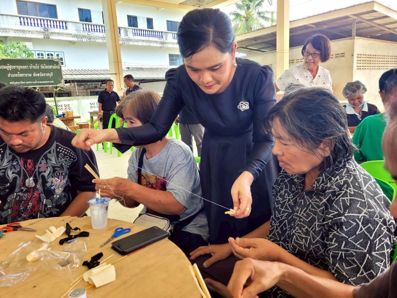 สพอ.โพธาราม ร่วมกิจกรรมการประดิษฐ์ “ดอกไม้แห่งความจงรักภักดี ถวายพระพันปีหลวง” 